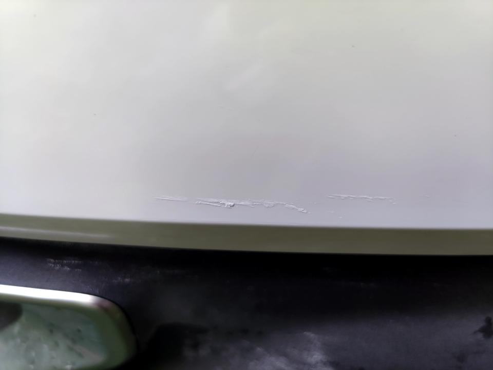 领克01 请问有人遇到过顽固的污渍么。如图所示，停车时不知是被什么车擦的还是什么其它工具车辆擦的，后保险杠有刮痕，还带上