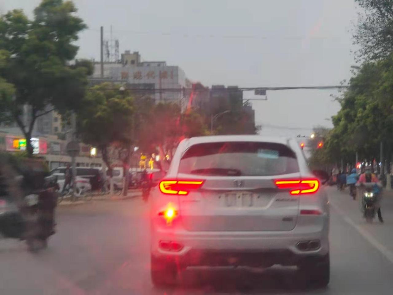 本田冠道 我想问一下，我今天刚提的车 后面的灯是本来就一个亮一个不亮嘛