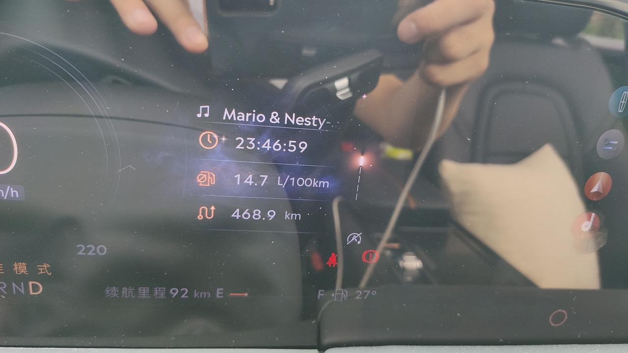 林肯Z 拍这个照片的时候我总共加了770块钱的油了，这油很高不说，官方说油箱容积是66升也应该没有吧？昨天拍了照又去加了