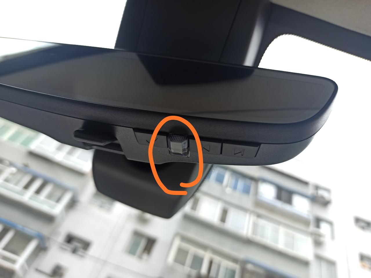 别克昂科旗 各位大佬 流媒体后视镜画圈的地方是干嘛的呢？