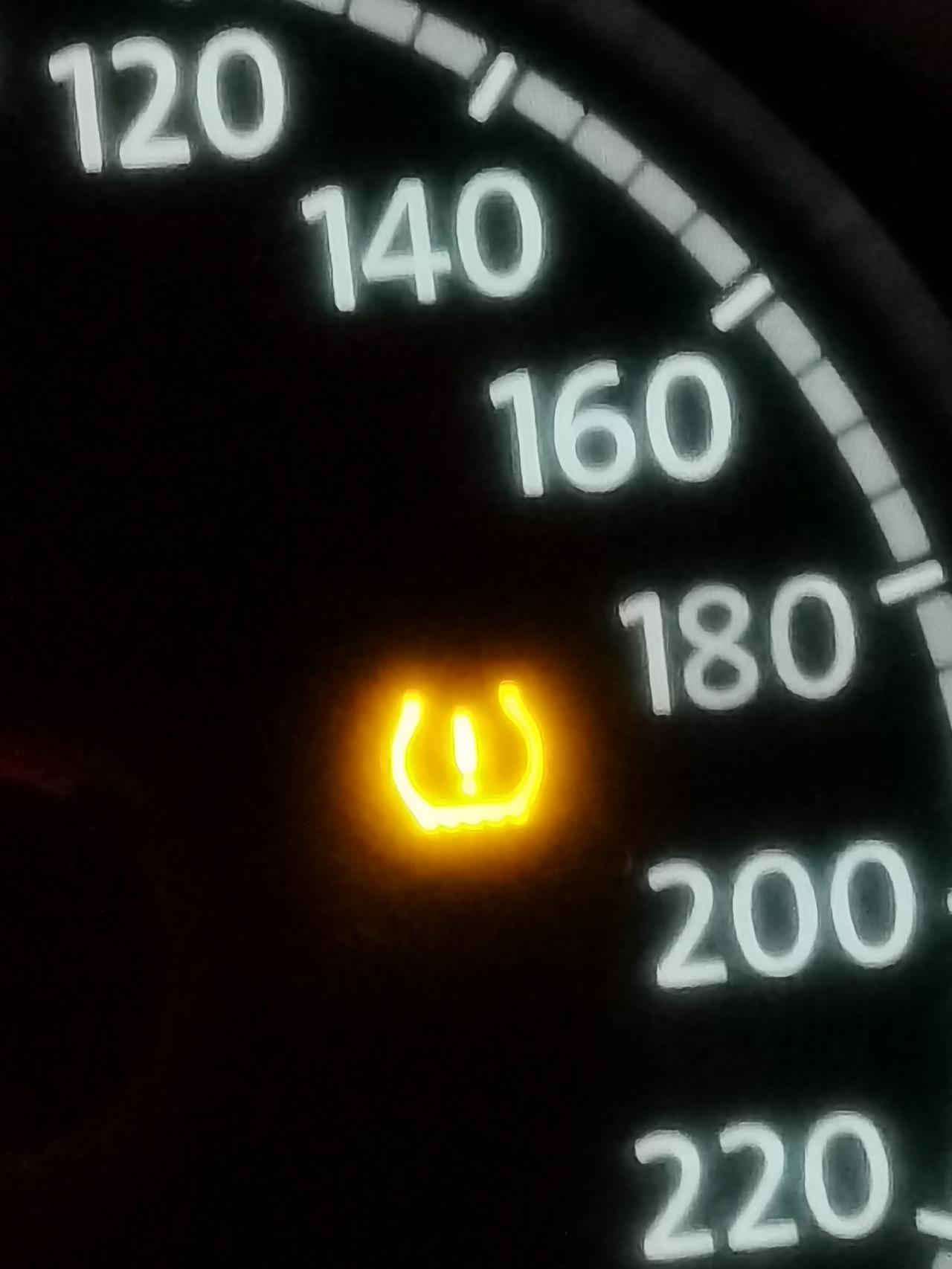 大众桑塔纳 新车，这个亮 是啥意思？