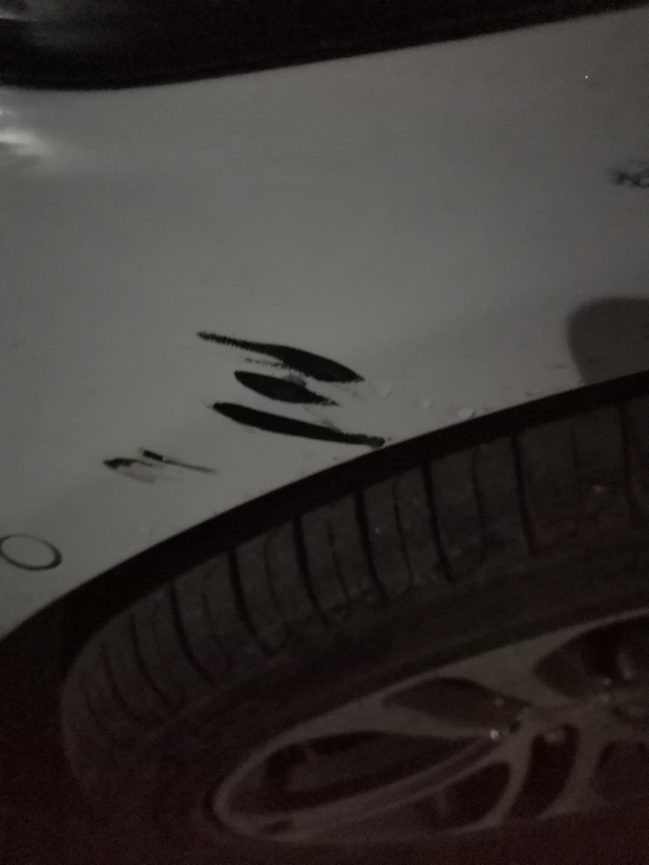 捷豹XEL 刚提车第二天被一辆三轮车刮了  难受  兄弟们这样是不是很严重了