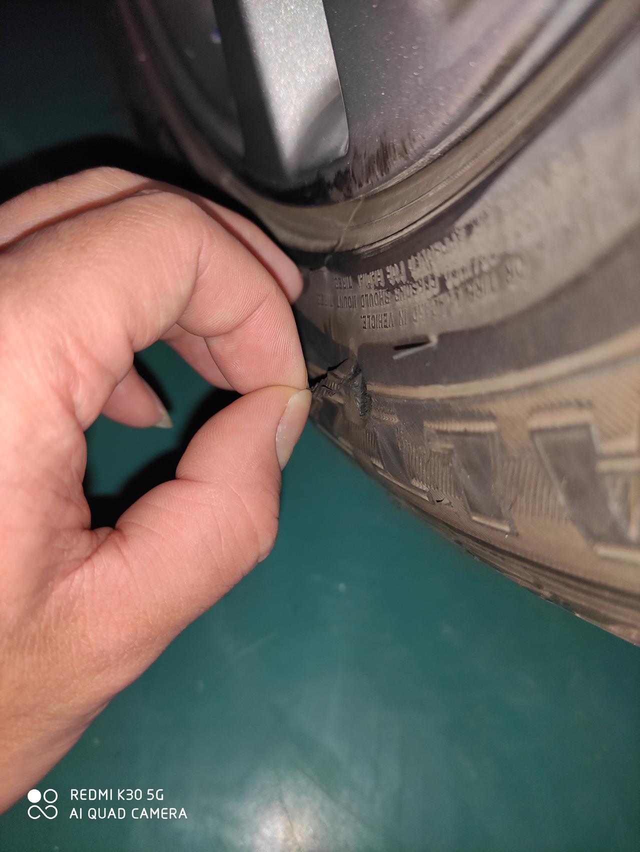 别克英朗 蹭马路牙子上了，钢圈有一点点露出来，轮毂轻微擦掉点。需要换轮胎吗
