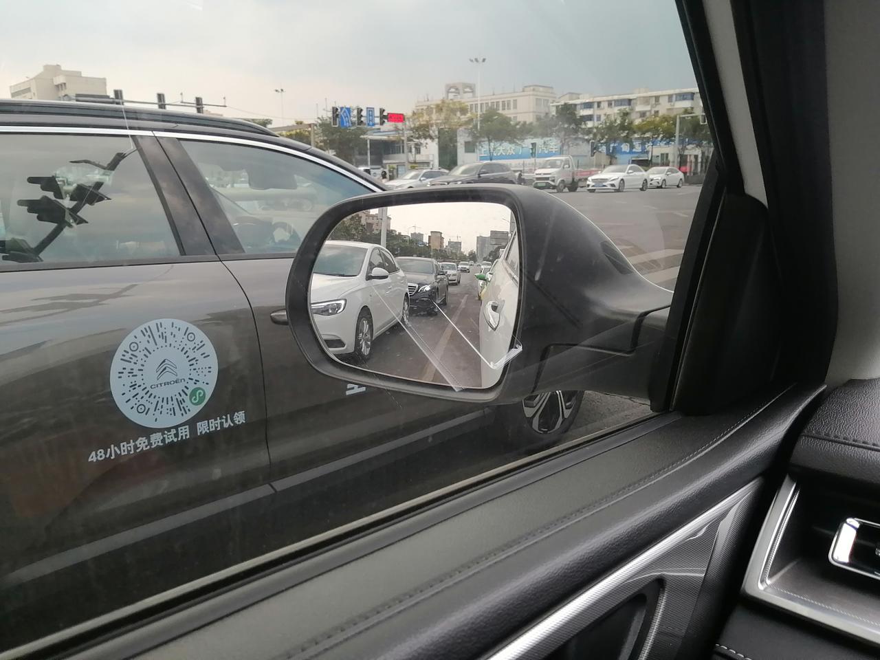 哈弗M6 各位大神 贴膜以后后视镜反光 你们的会这样吗？请问如何解决？