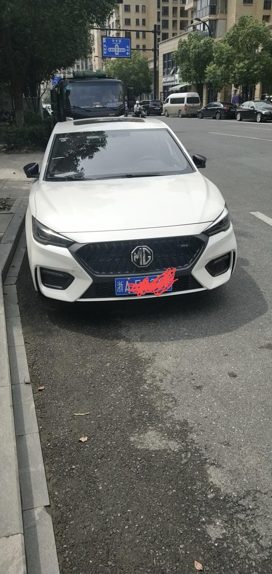名爵6 这是怎么回事停在小区一个星期了 ，昨天去销售那上牌照后  回家把车停了路边，  没碰那啊，我用抹布擦了一下在去贴