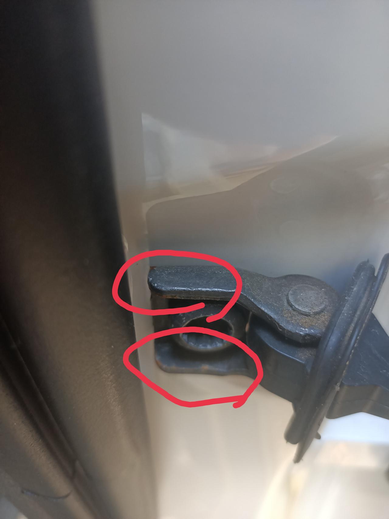 21款桑塔纳，四个门里面这个位置都有生锈情况？这个是什么原因？