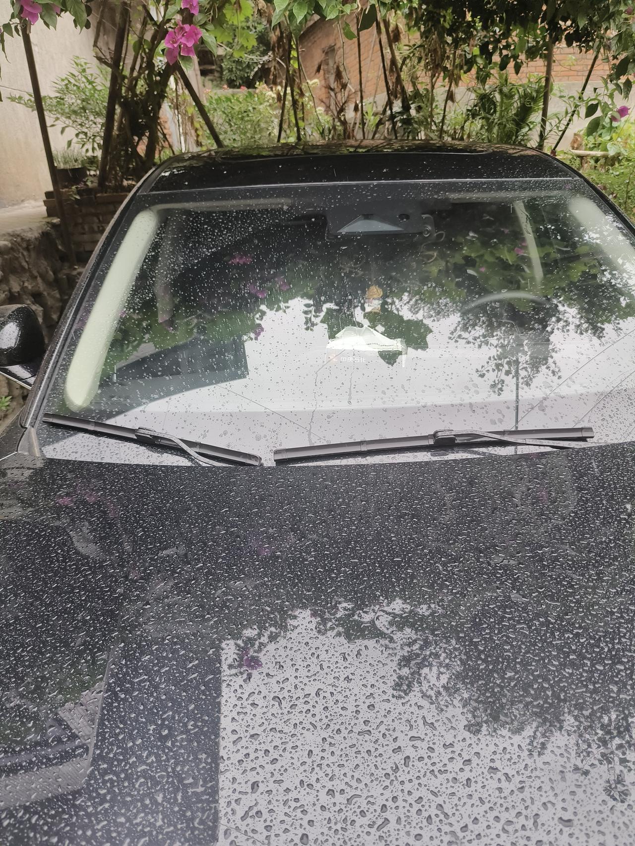 奔腾B70 这雨刷咋越看越不对劲啊！都是这样的吗？