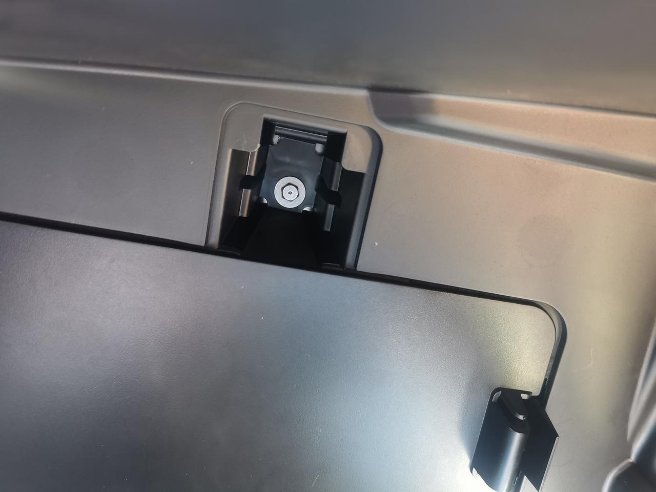 领克01 大家手套箱这个口有 盖板没有