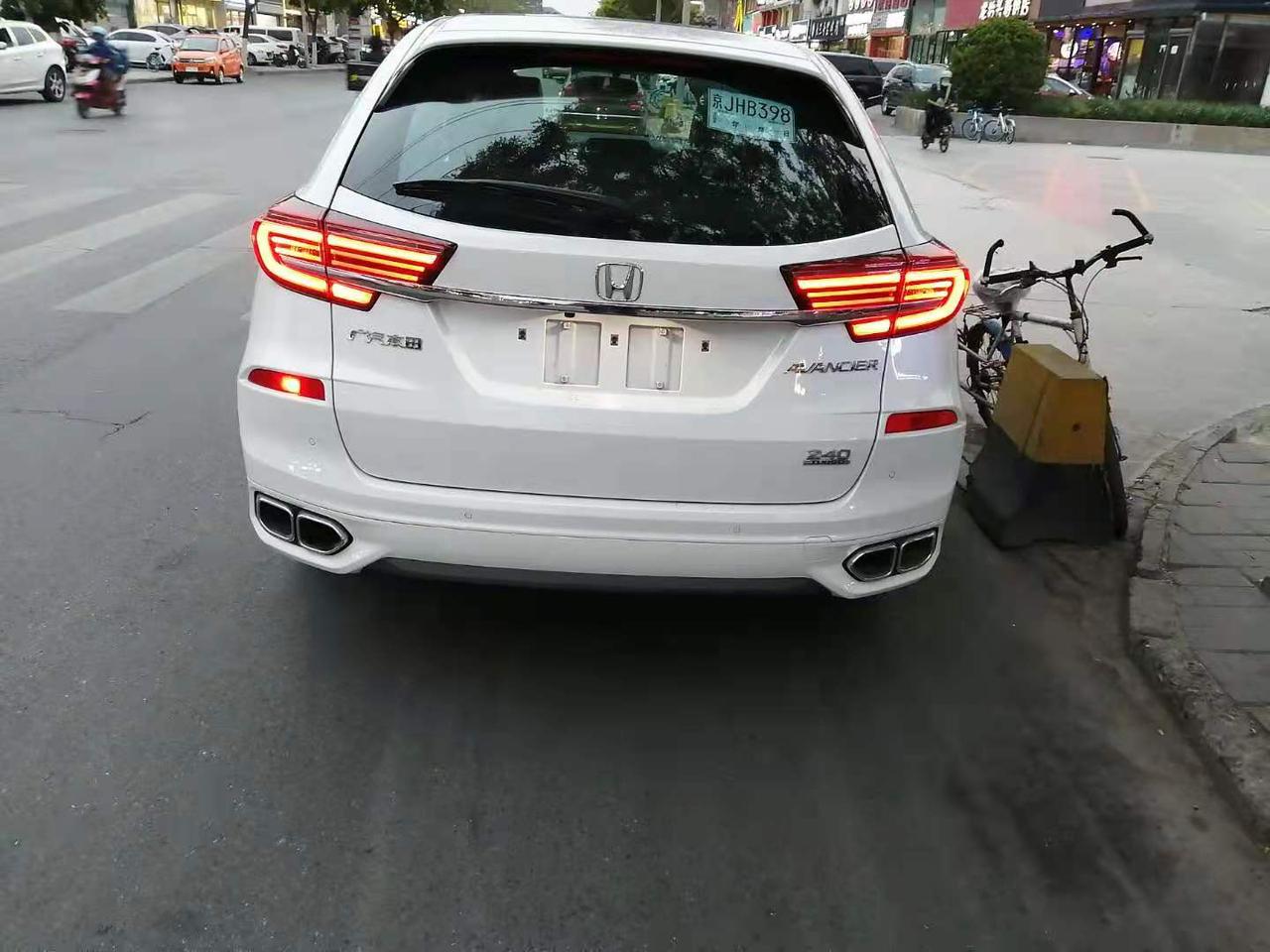 本田冠道 我想问一下，我今天刚提的车 后面的灯是本来就一个亮一个不亮嘛