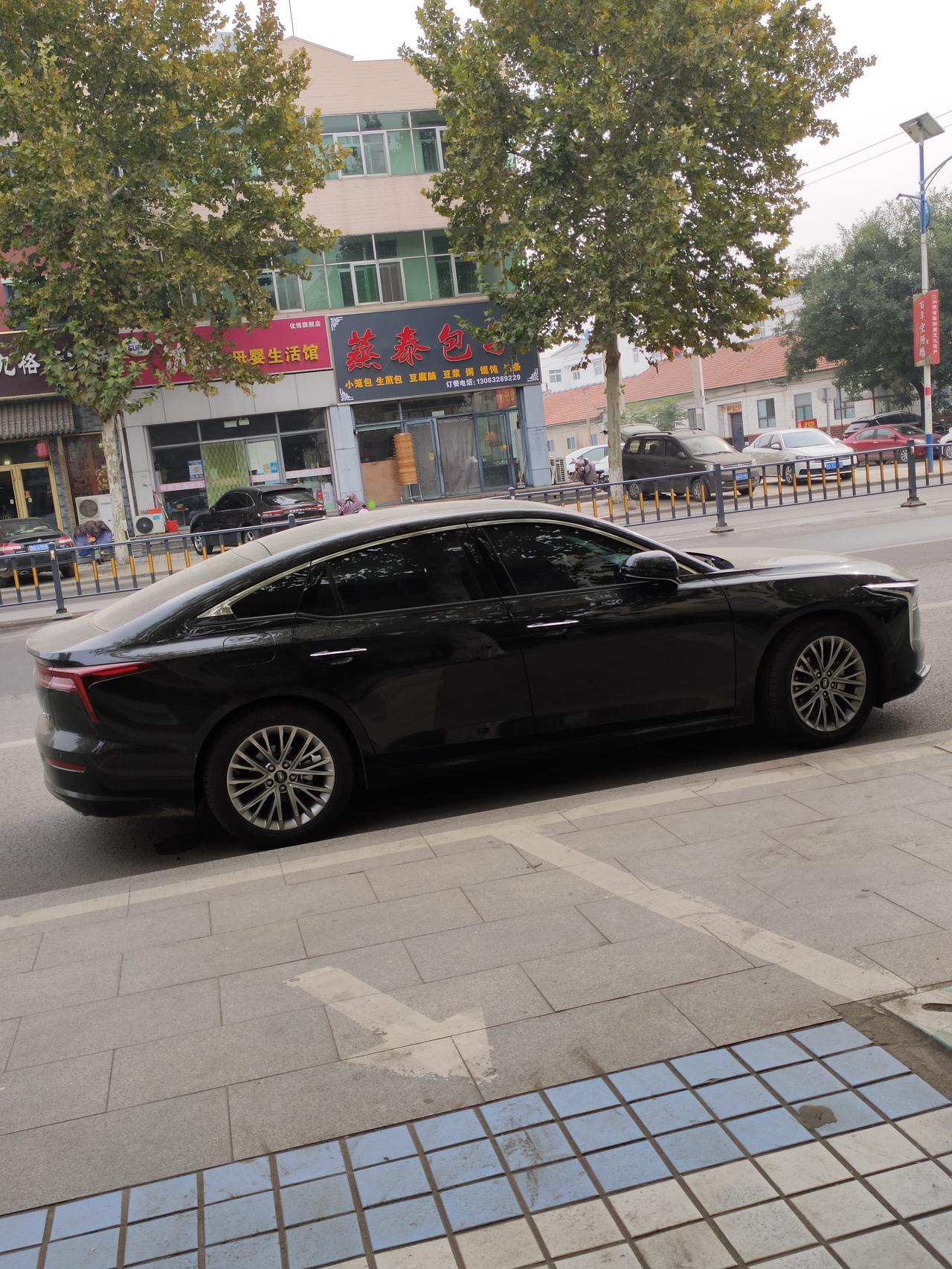 奔腾B70十五周年纪念版，刹车的时候响，特别是早上刚开的时候，九月份买的，刚买来的时候就有，现在早上特别明显？请问你们的
