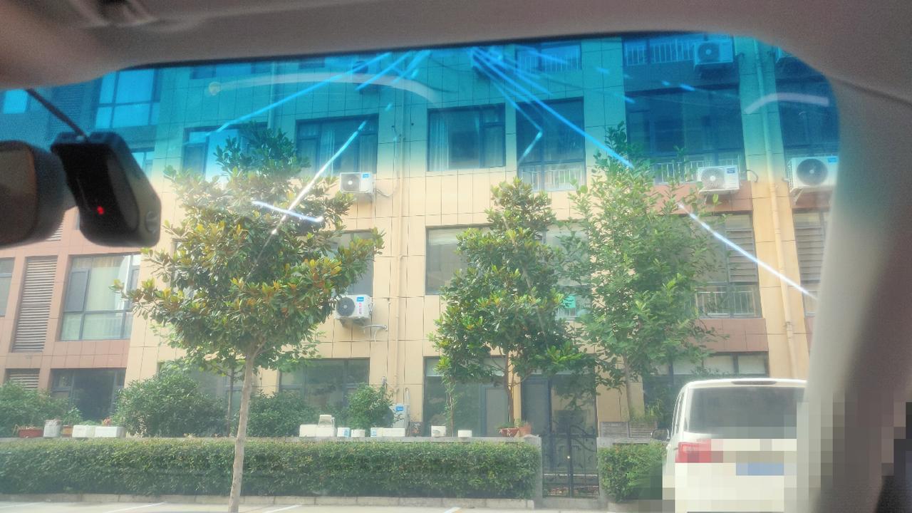 别克英朗 前挡碎成这样，下雨会不会漏雨的?