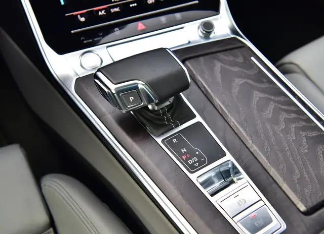 奥迪A6(进口) a6 avant45的木纹内饰是选装吗？为什么有的测评图片里中控是有水杯架盖板的，有些是没有的？官网定