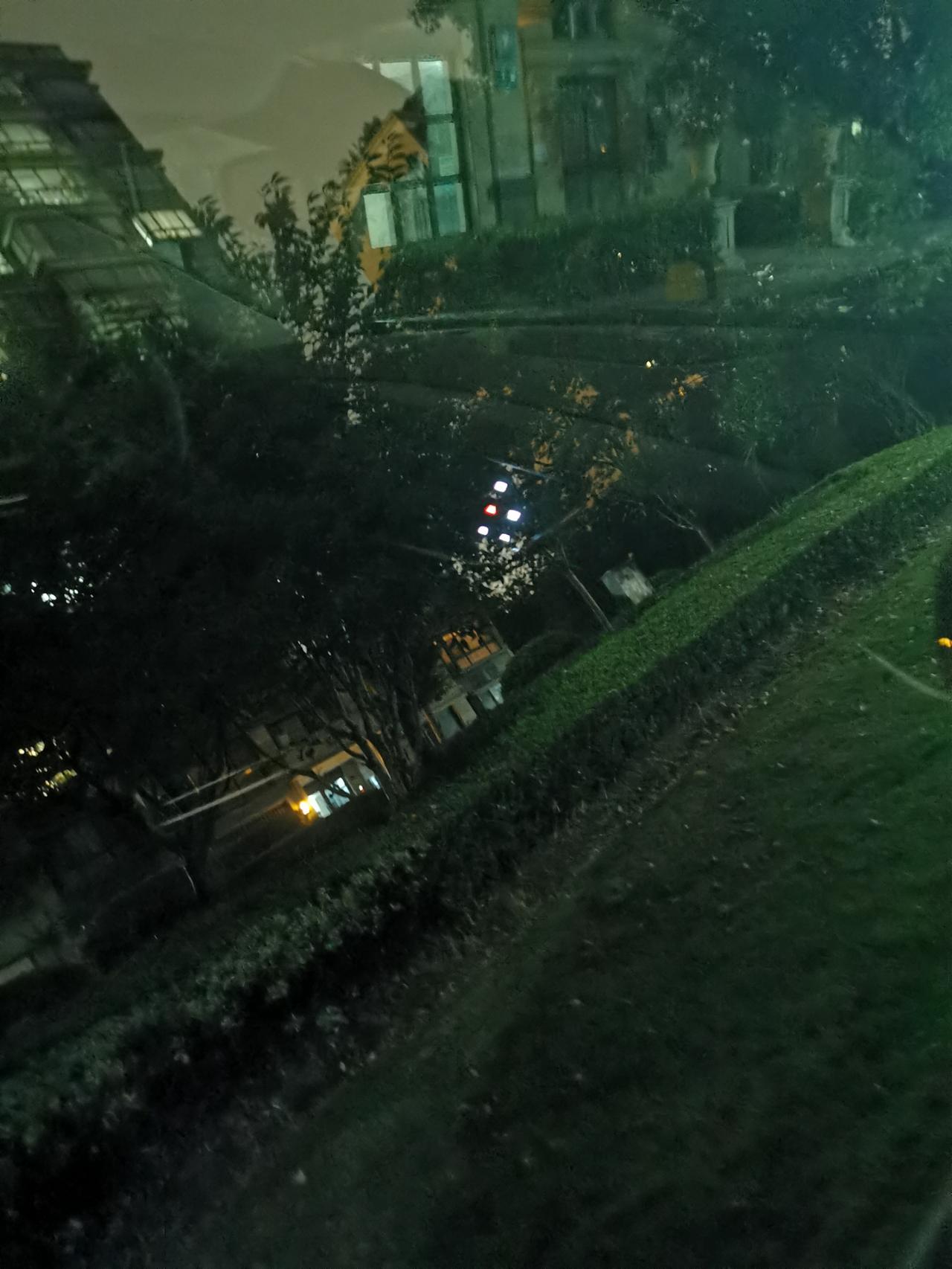 别克昂科旗 锁门下车了屏幕右边几个键还是一直亮着，会自动关吗？