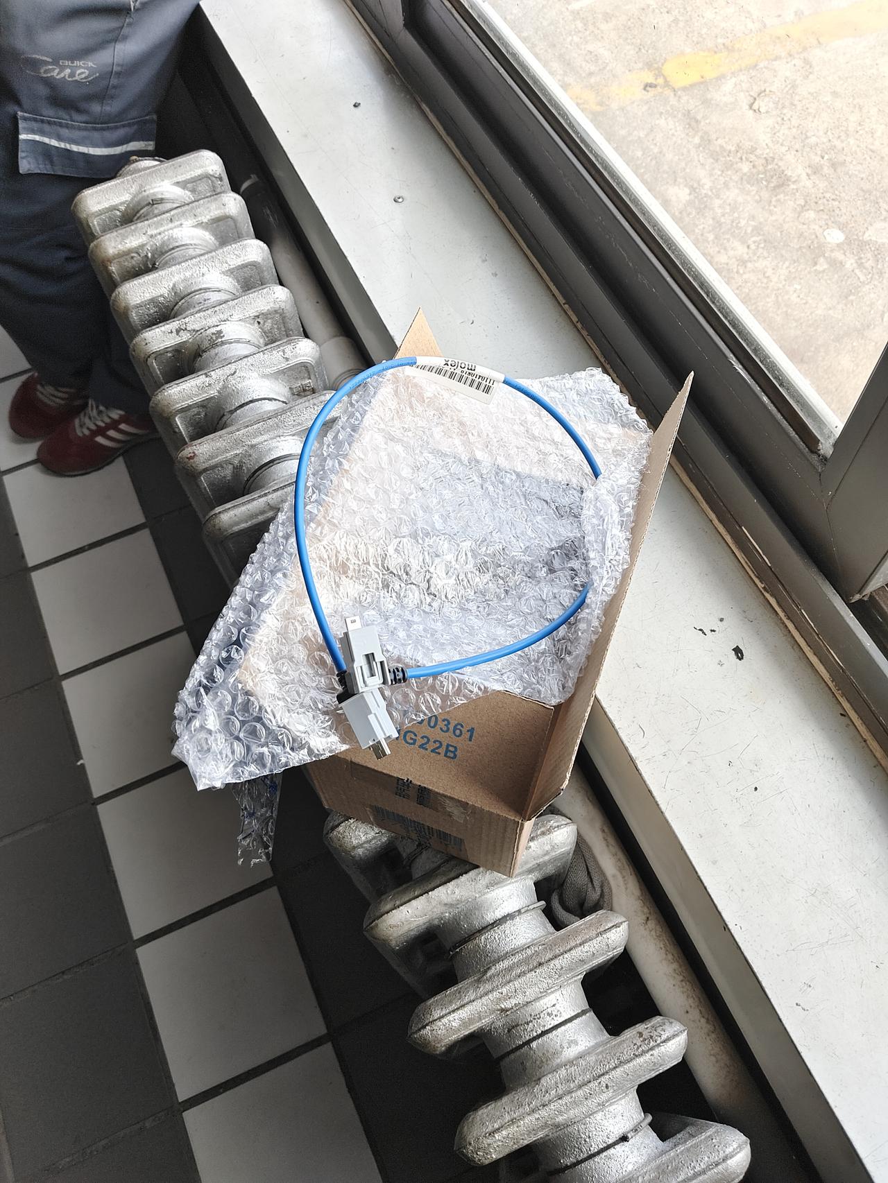 昂科旗hud抬头显示忽明忽暗，厂家判断是hud连接仪表的线有问题，更换后依故障依旧存在，有没有遇到过的朋友，夜间形式的时