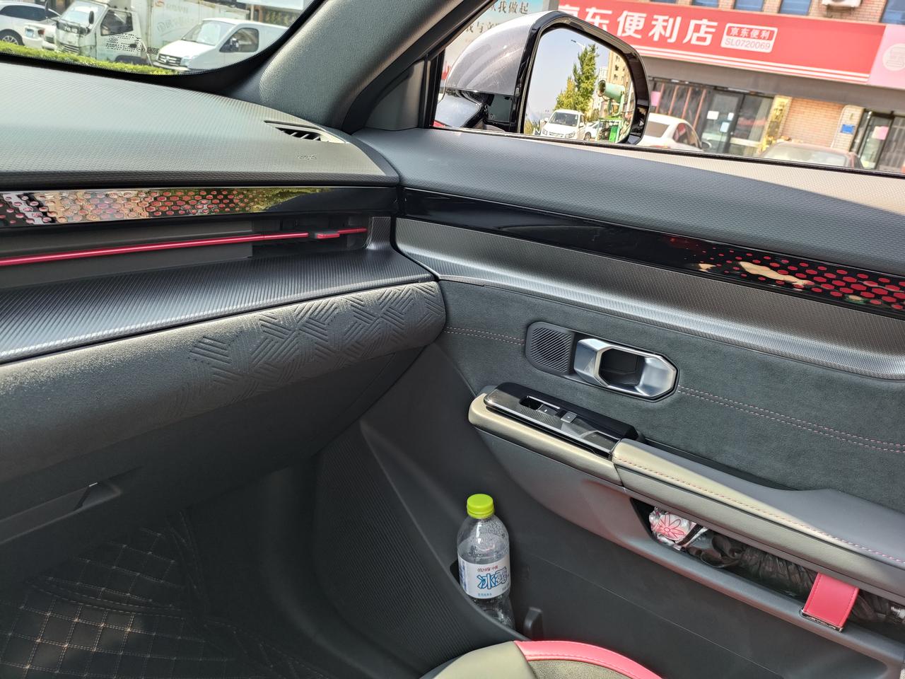 我为什么买的这款捷途大圣plus只有一个氛围灯亮，其他的都不亮，我看了也有灯条，就是不亮。