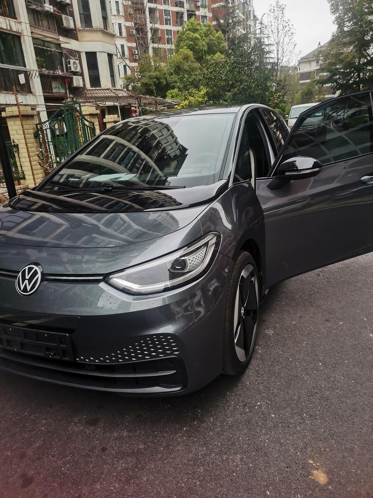 大众ID.3 坐标武汉，提车3天，用车2天，提车的时候380km，今天看还有209了，想着要充电了，就在app上搜索了一