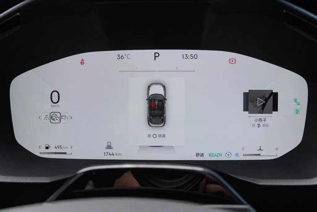 领克01 白底的仪表盘是不是只有emf才有，汽油版的都是黑色底的？