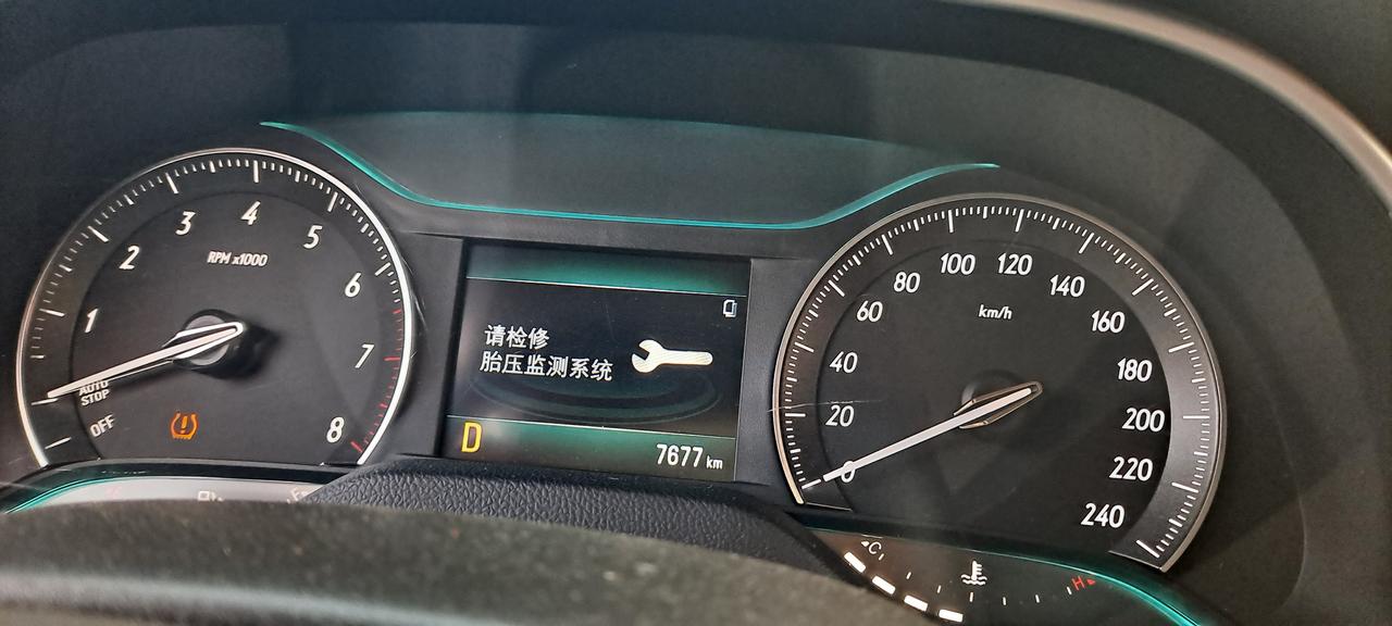 别克英朗 这故障灯一个月总亮二三次，亮几分钟好了，你们有吗，什么原因？4S店说装了行车记录仪的干扰