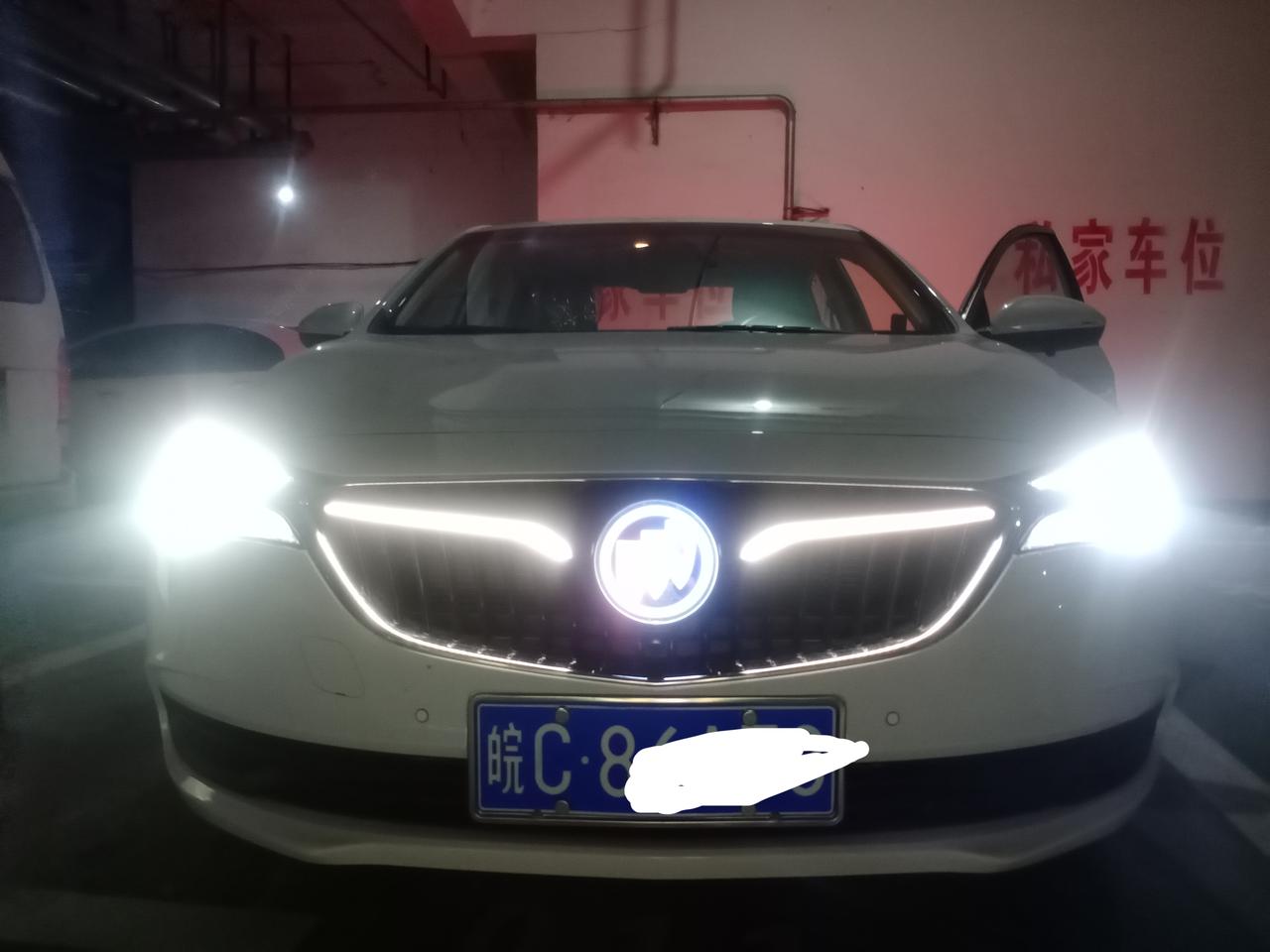 别克英朗 你们这些灯也都亮吗？我的门边一圈全是白色的，前网哪个像翅膀的不亮灯怎么是黑色的！怎么我看别人的是白色的，怎么不