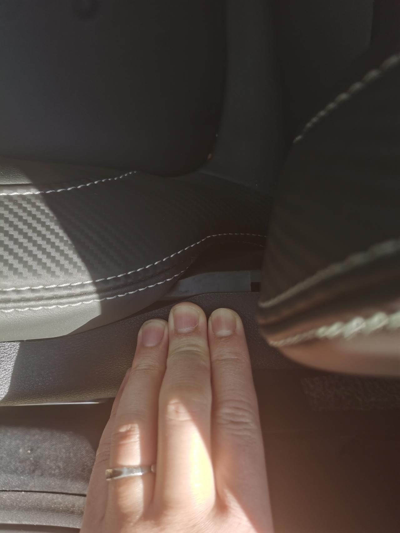 博越pro，主驾驶位侧边熟料板开裂，万能的车友们有啥法子没有