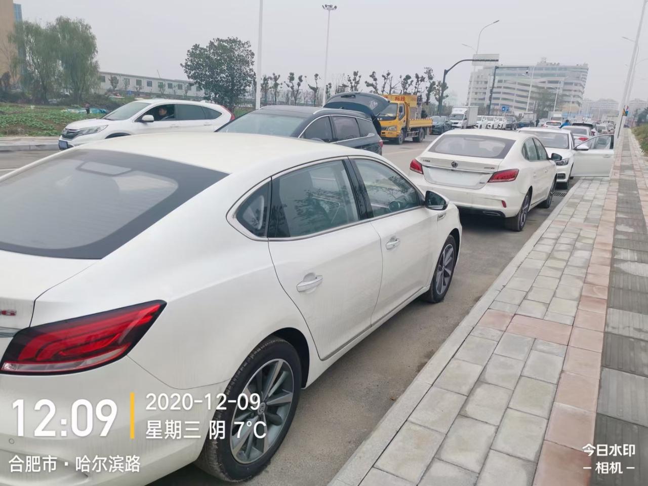 朋友前两天5900提了辆新车名爵6 感觉挺不错 今天去上牌 考虑入手一辆 你们觉得呢？