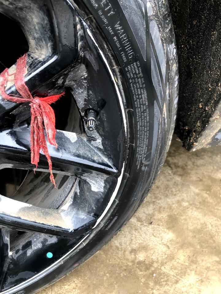 领克01 提车不到一个月 今天高速走神 一下急弯 刮的惨不忍睹 兄弟们 这个怎么修复 需要去4S店吗？