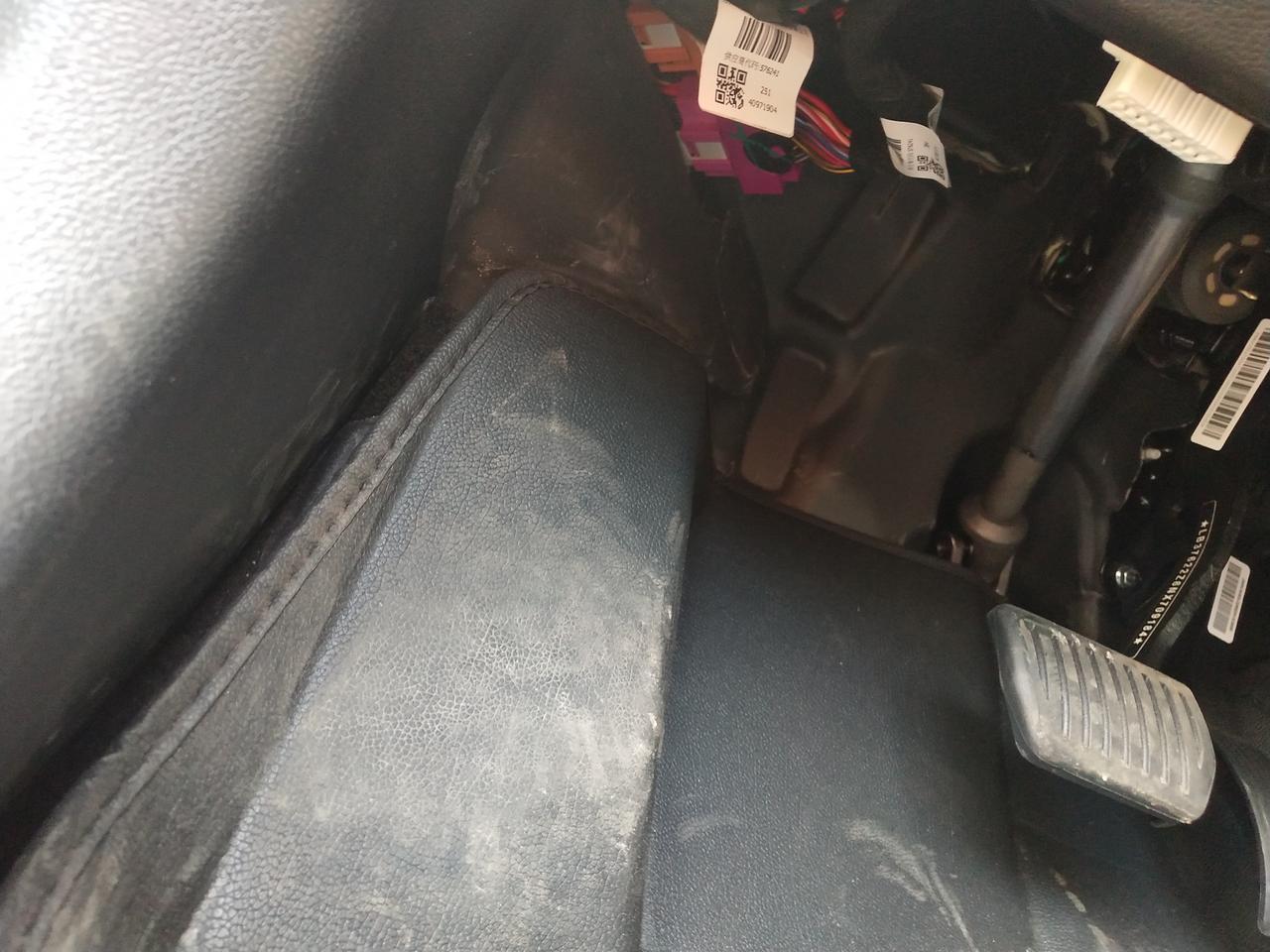 吉利缤越 问一下这个位置的线路就这么裸露着吗？还是有盖板挡一下？