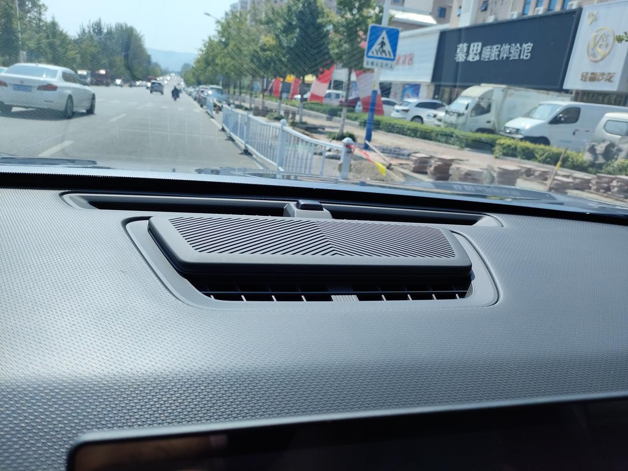 我为什么买的这款捷途大圣plus只有一个氛围灯亮，其他的都不亮，我看了也有灯条，就是不亮。