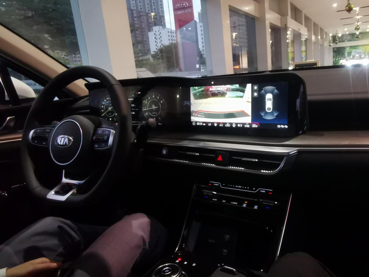 起亚K5 昨天刚询价，1.5豪华版+科技包6k，裸车价177800，上牌保险车船全部落地183350。“全款”。按揭两年