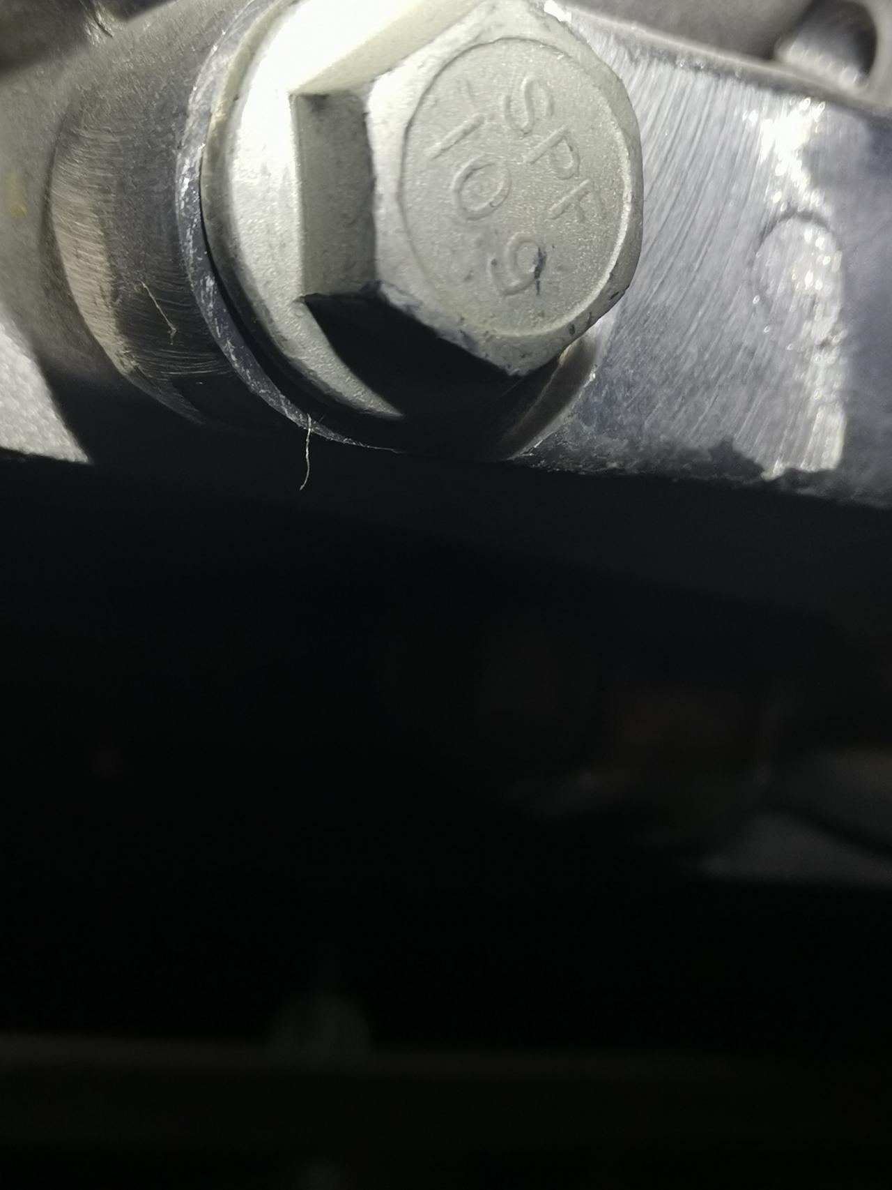 别克昂科旗 我年前提的车，在安装电动踏板的时候发现，底盘油箱铝合金护板有摩擦痕迹，并且还有几个螺丝有拧紧的痕迹，我去四儿