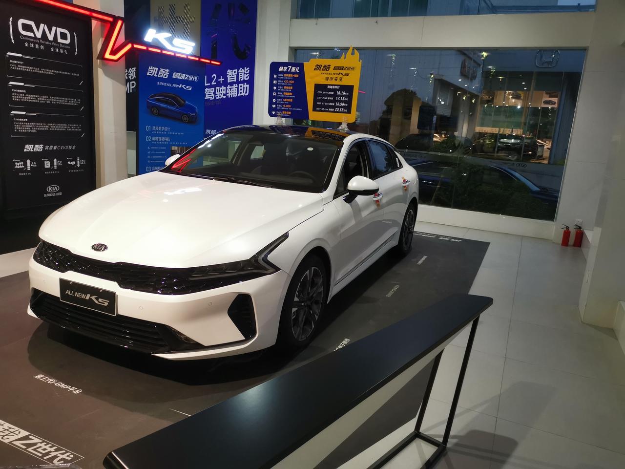 起亚K5 昨天刚询价，1.5豪华版+科技包6k，裸车价177800，上牌保险车船全部落地183350。“全款”。按揭两年