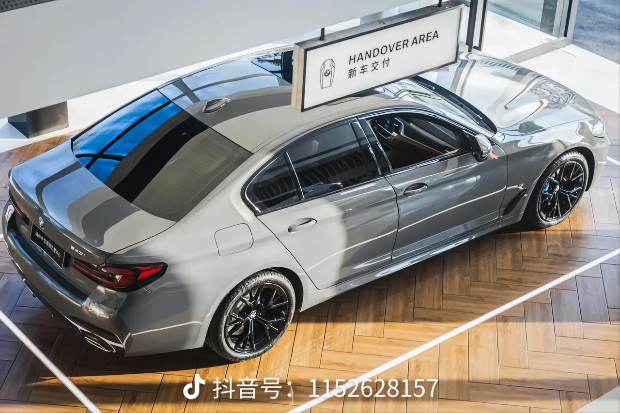 宝马5系(进口) 好纠结啊 这几天看了几家店了，大概了解到530i和425曜夜四门落地差不多。两辆车都很喜欢不知道怎么选