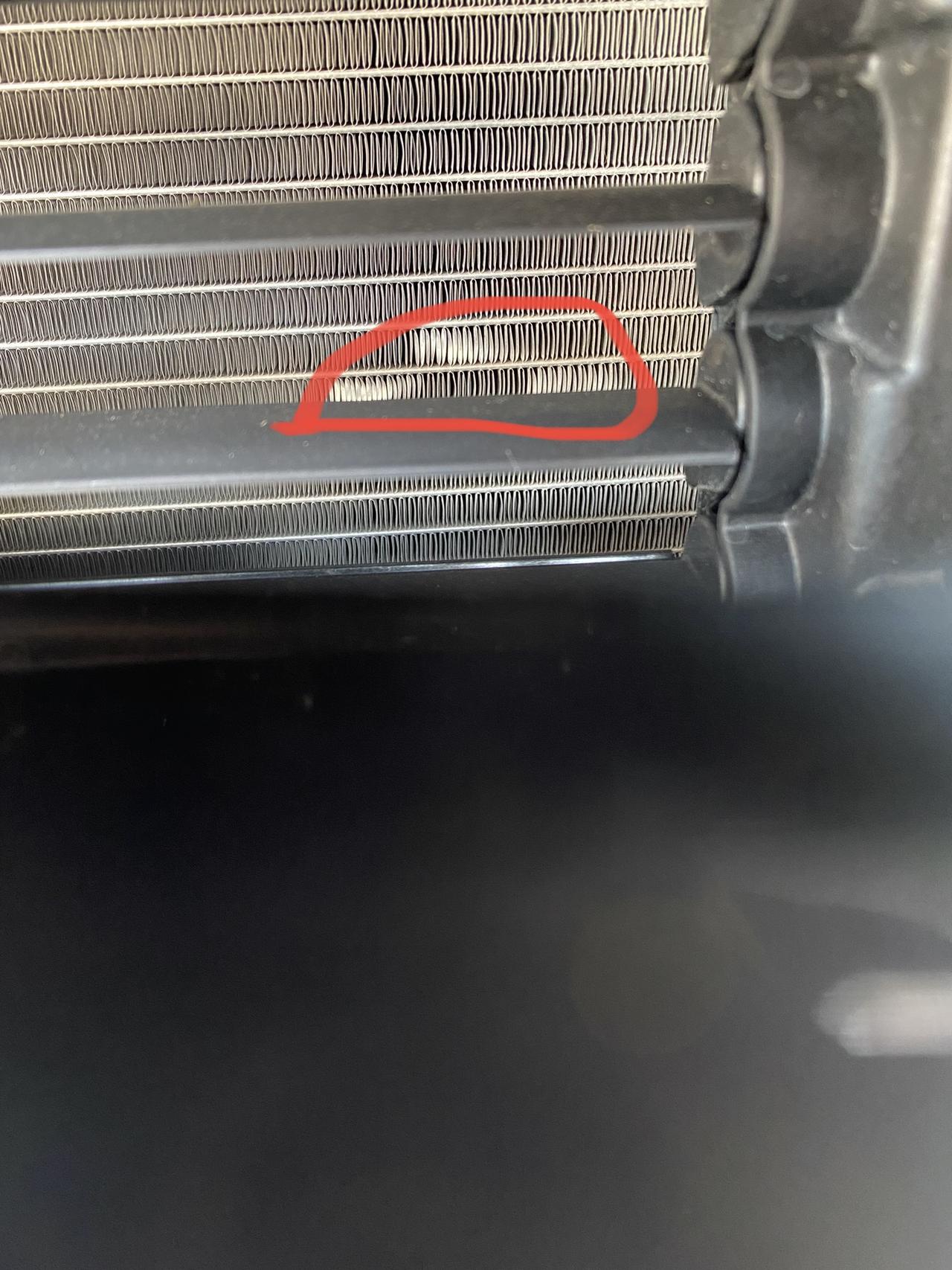 别克昂科旗 你们的进气格栅里面也这样吗？