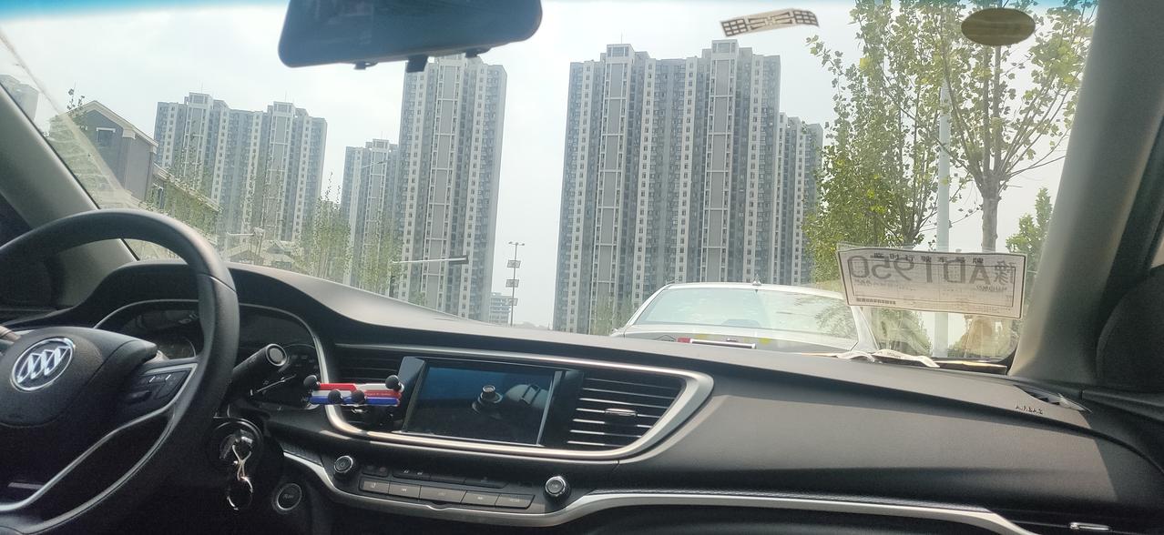 2021款英朗1.5自习，方向盘重，拐歪，和掉头得两只手打方向，太累了，车友们你们有这种情况吗？