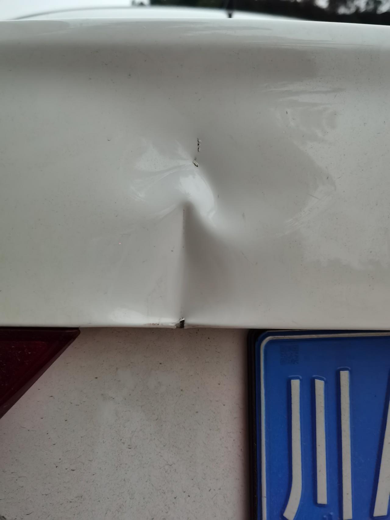 大众桑塔纳 友友们这样的修一下要多少钱呢，被货车尾箱尖尖顶了一下