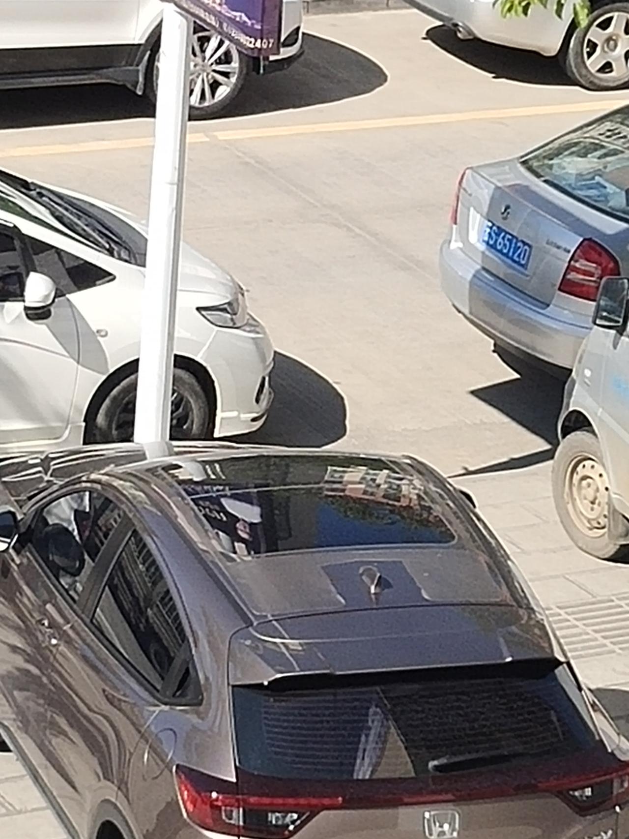 本田XR-V 21款  新车 外部车顶的车漆 怎么不一样啊？