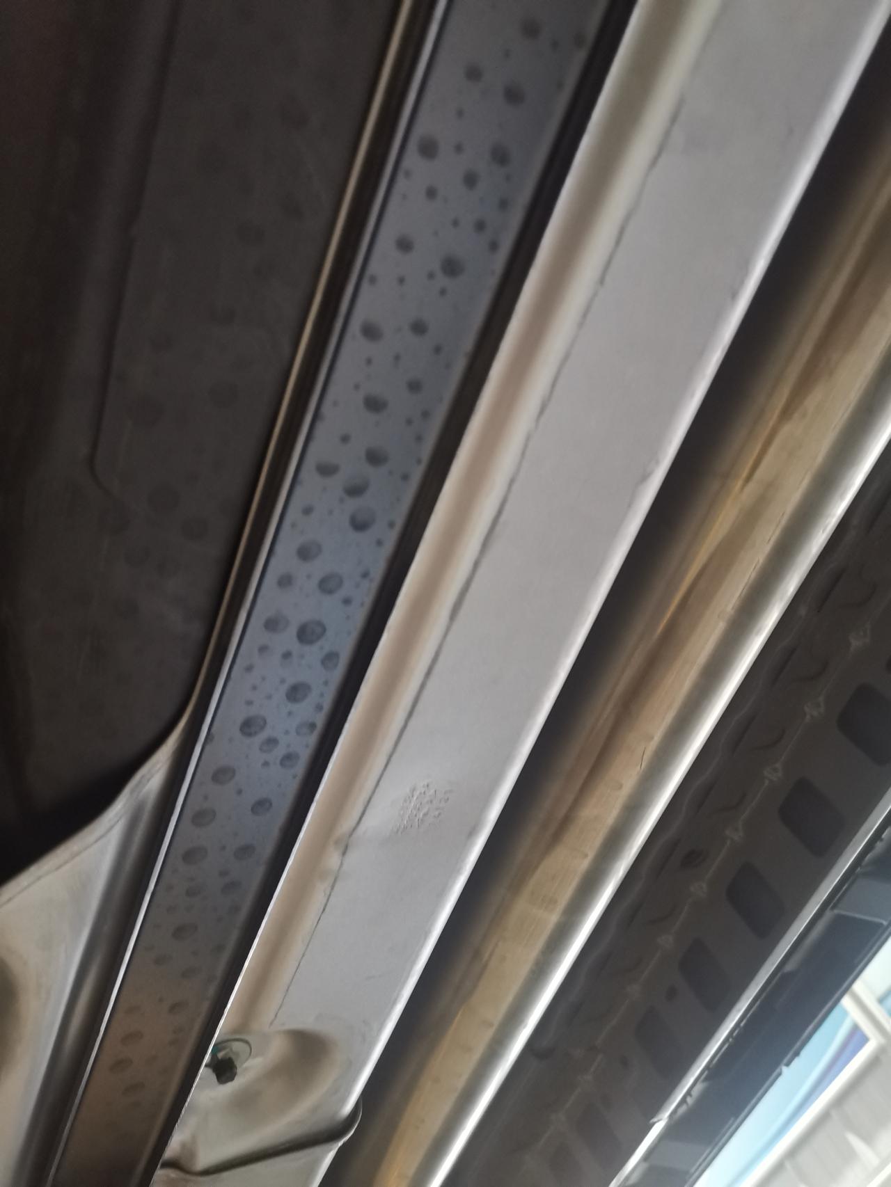 别克昂科旗 我年前提的车，在安装电动踏板的时候发现，底盘油箱铝合金护板有摩擦痕迹，并且还有几个螺丝有拧紧的痕迹，我去四儿