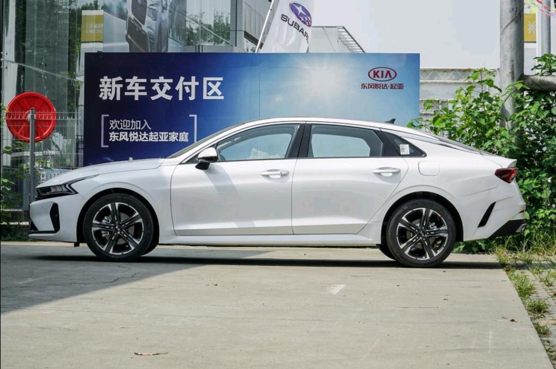 起亚K5 各位车神买的1.5T豪华科技版落地价多少呀？车子毛病多吗？