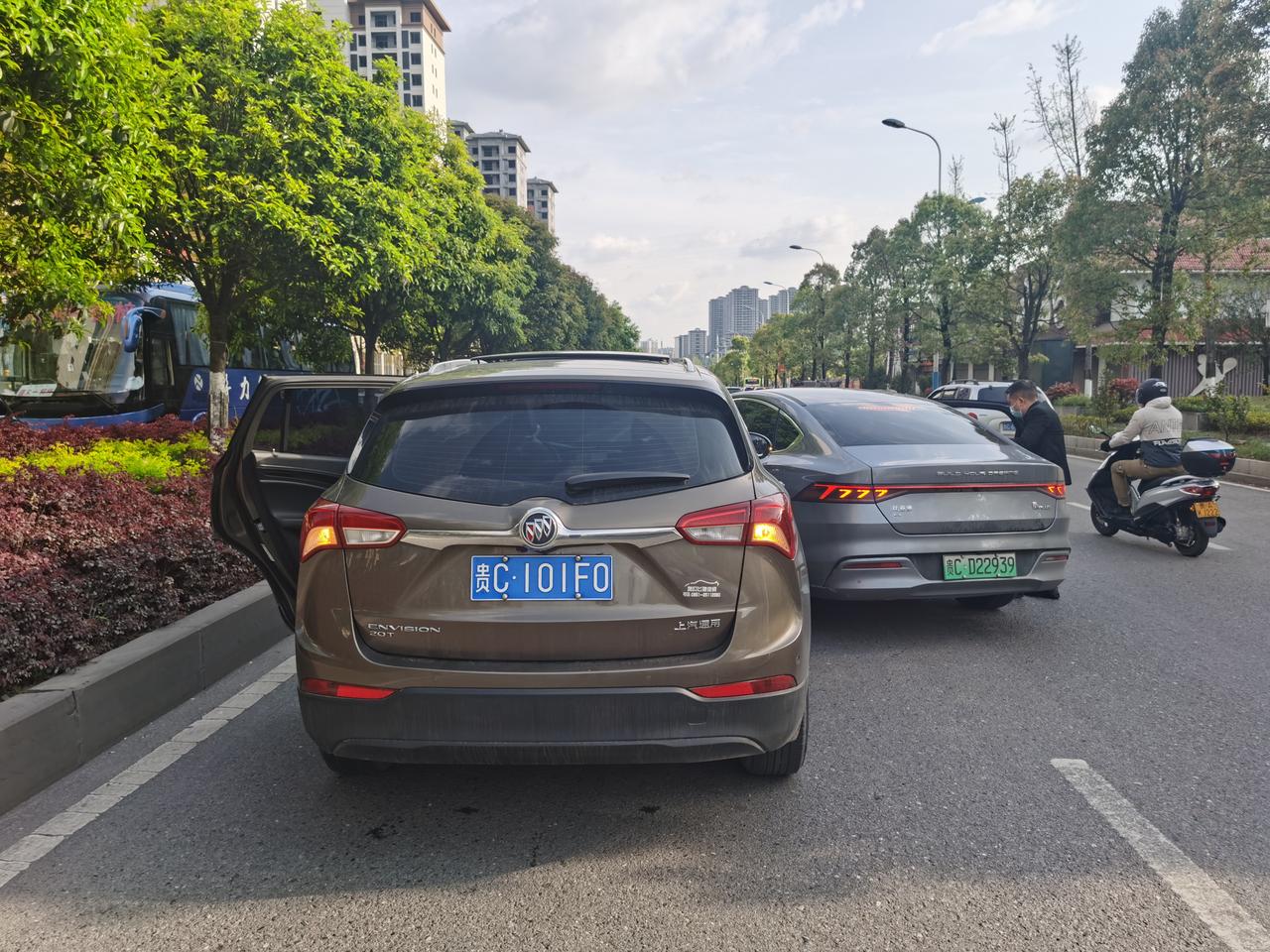 选车问题：1、喜欢昂科旗的尺寸和外观，但是没有七座需求，平时车上就两个人2、针对质量反馈问题比较担忧：但是家里面有款18