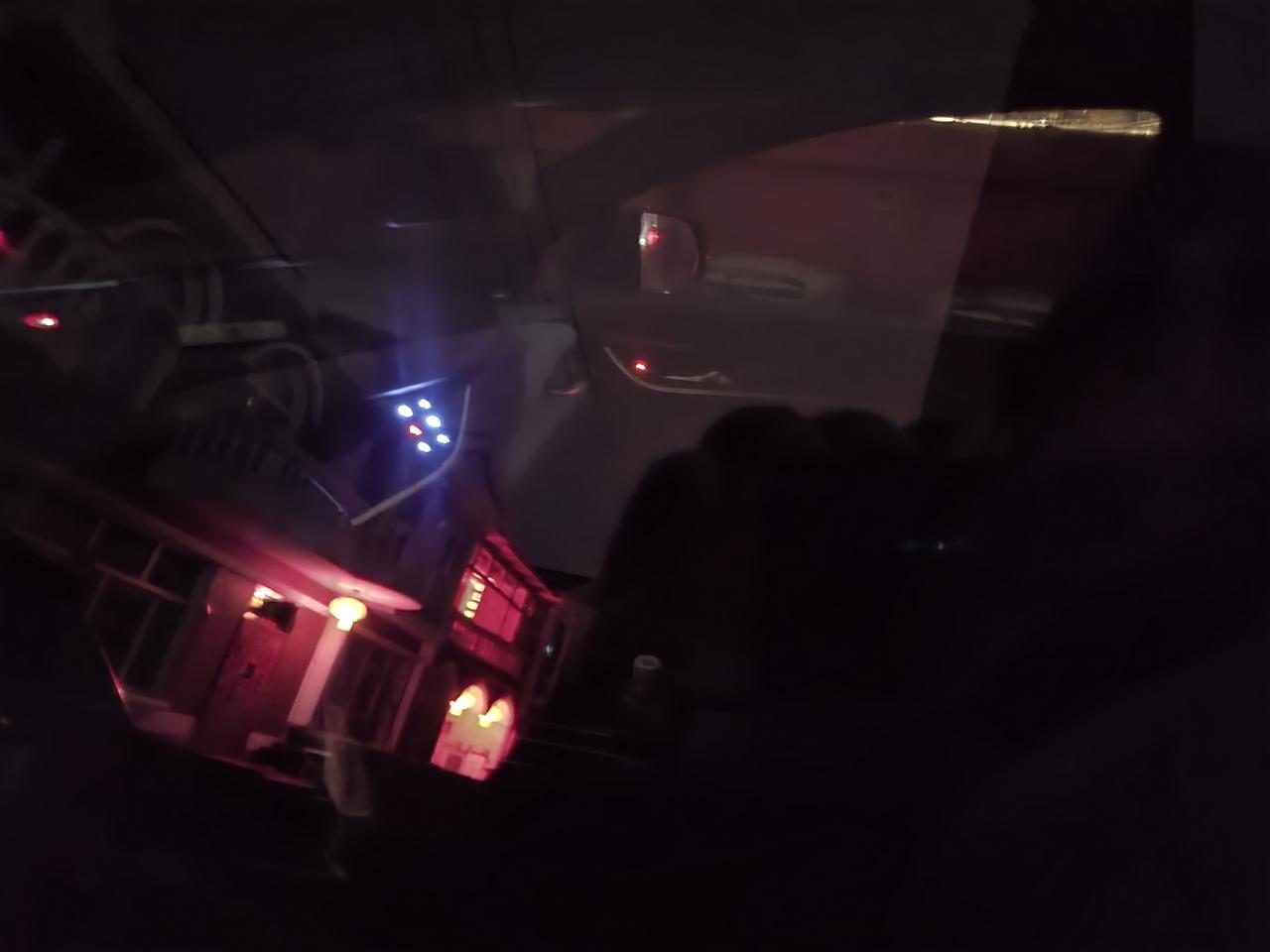 别克昂科旗 这几个小灯一直亮，等了十来分还没灭，钥匙不在车旁正常吗，还有抬头显示时好时坏