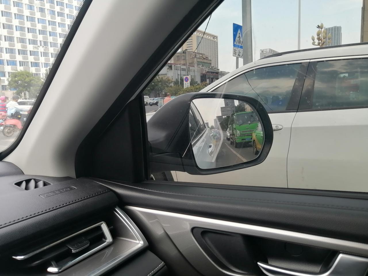 哈弗M6 各位大神 贴膜以后后视镜反光 你们的会这样吗？请问如何解决？