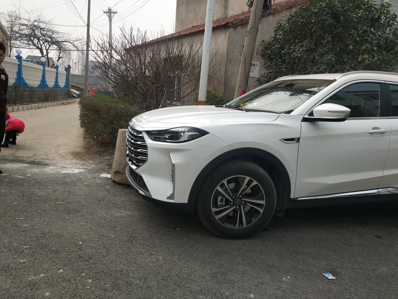 捷途X70 PLUS 车很大气，内饰黑红，昨天走亲戚撞到石滚了把装玻璃水的 水壶撞破了。修一下大概多少钱？