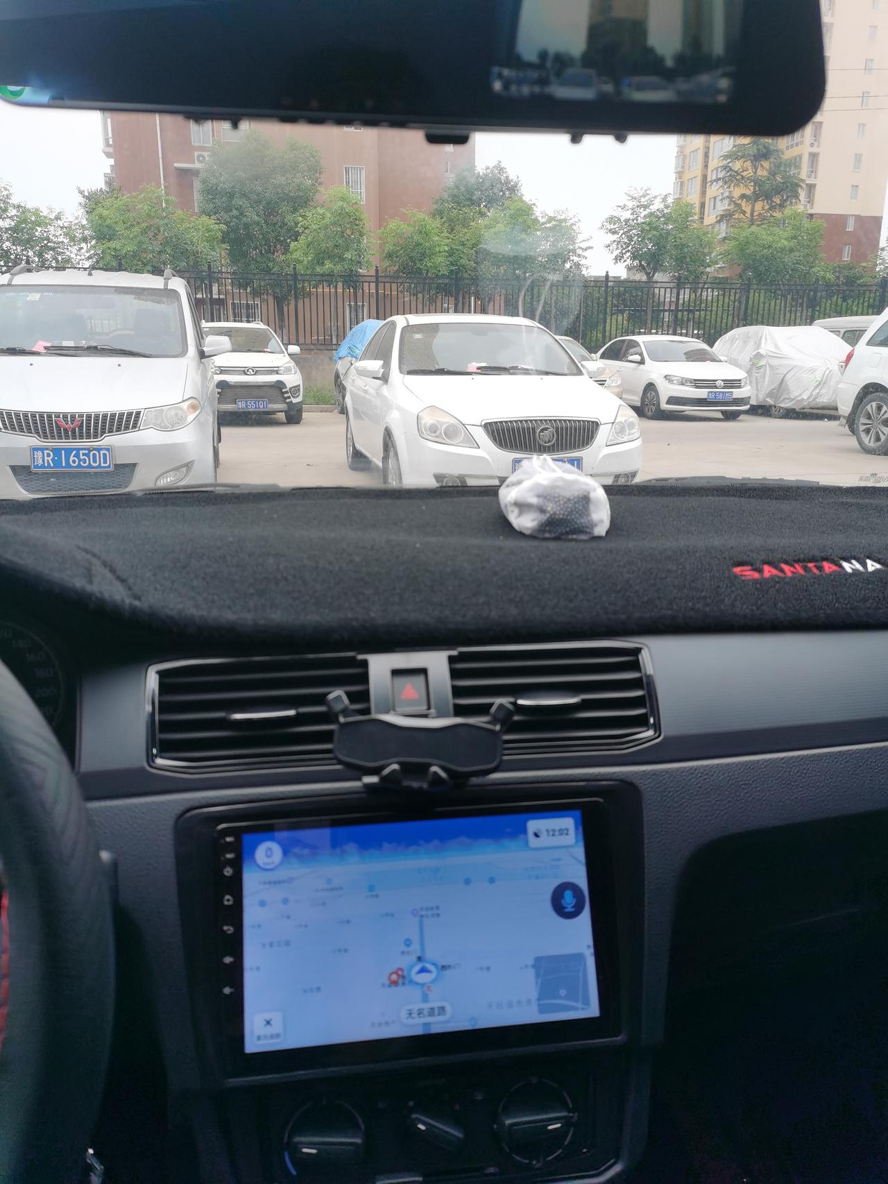 大众桑塔纳 新桑1.5手动风尚，买车4s店里送的中控导航屏，闲来无事网购了一个小工具，很容易就把屏拿出来了，反复看了老半