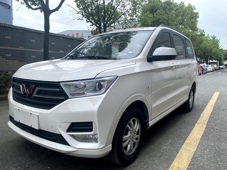 21款五菱宏光S 三月底提的车 现在跑了5000公里 基本都是代步 加250块油 跑350公里 油耗10个油了 这个正常