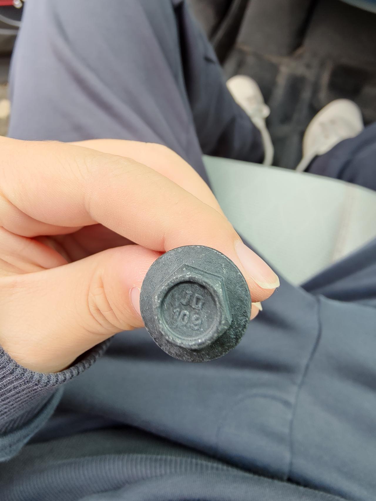 比亚迪元PLUS 座椅下面捡到个螺丝，请问有车友知道这是哪里的螺丝吗？