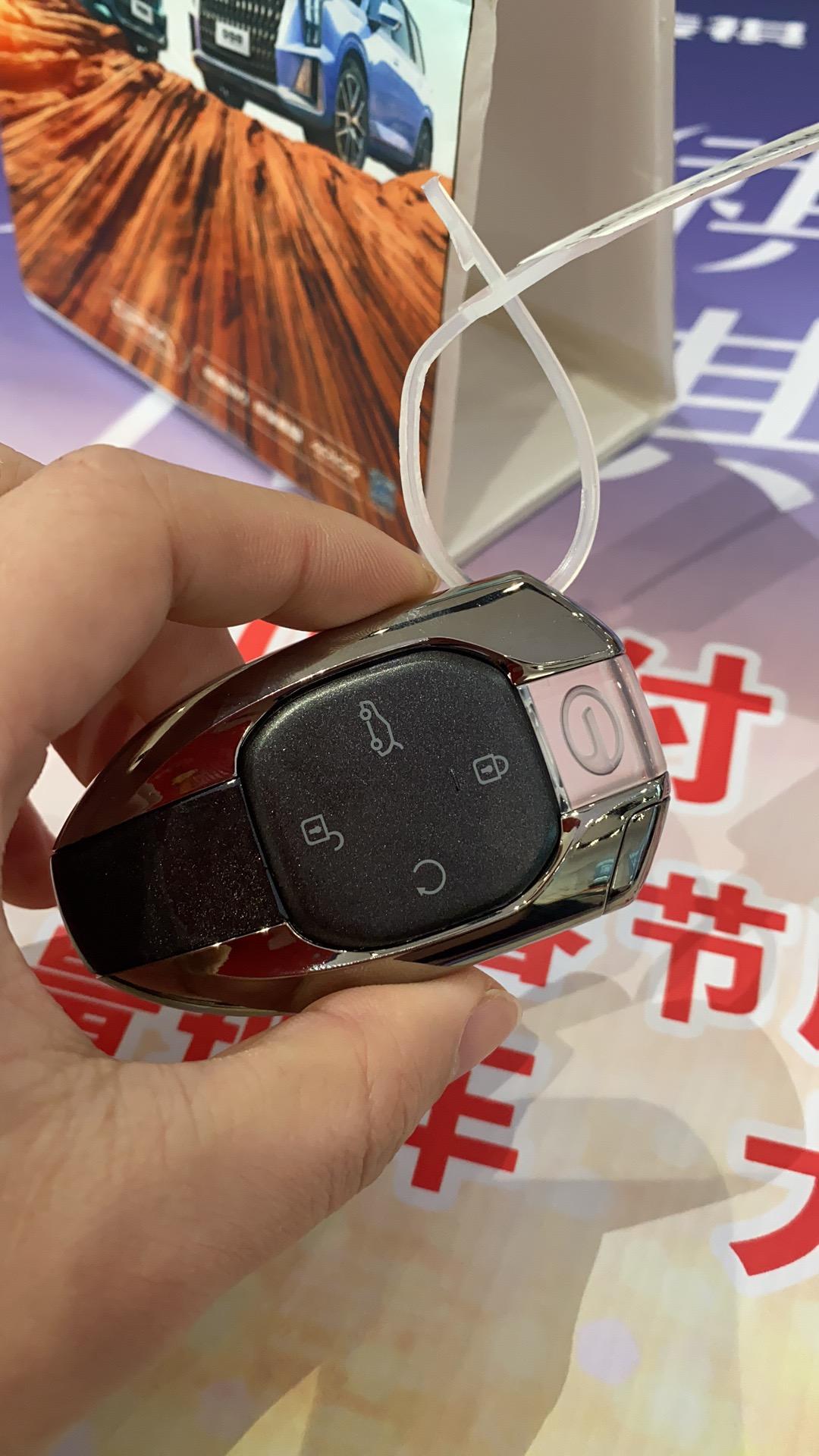 广汽传祺传祺GS8 关于尾门自动打开的问题，第二次发生故障后去车质网投诉了，最近刚被叫去换了两把钥匙，现在换的钥匙按键被