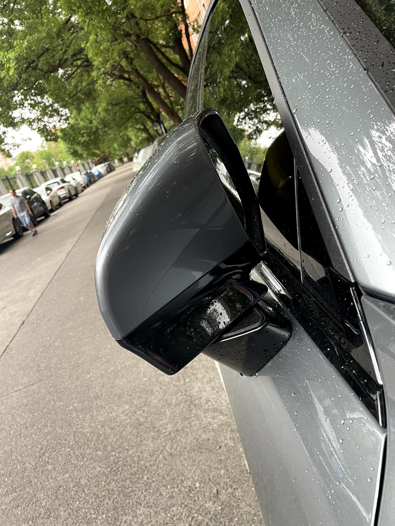 领克09 PHEV 今天右后视镜被撞了一下，目前电动折叠和调整功能都还可以用，但是折叠好像限位器坏了，会一直折叠到碰到窗