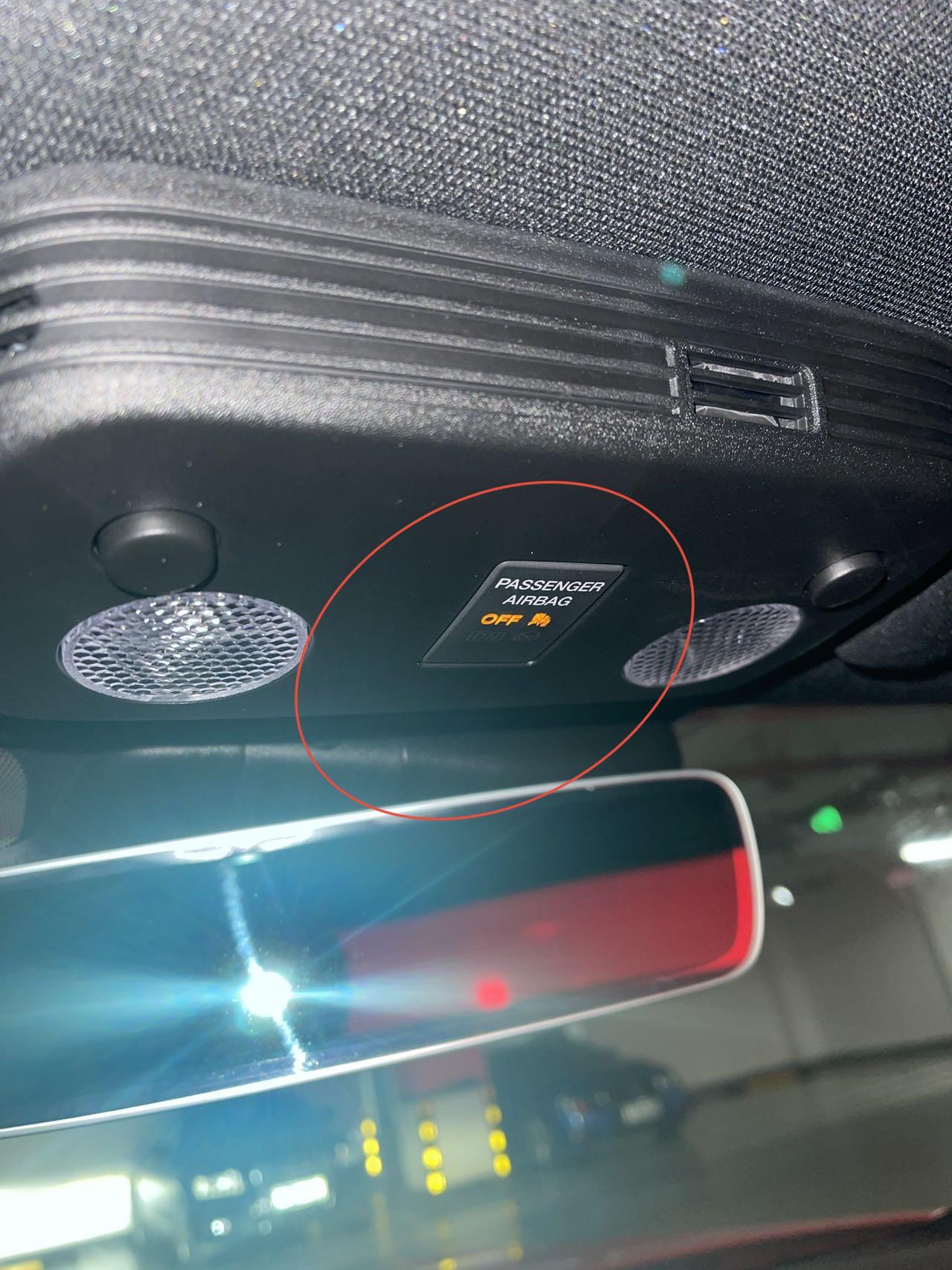 福特Mustang 老哥们为什么我的后视镜上有个气囊off的图标啊？这个图标是什么意思呢，4s店的人告诉我这个是正常的，