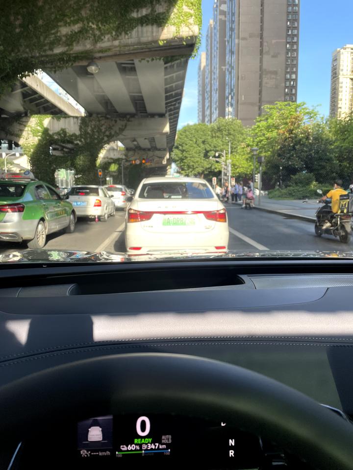 大众ID.6 CROZZ 车友们，有两个问题讨论下：1、自动大灯怎么在这种室外光线条件下都还亮起，感觉路上只有我一辆车车