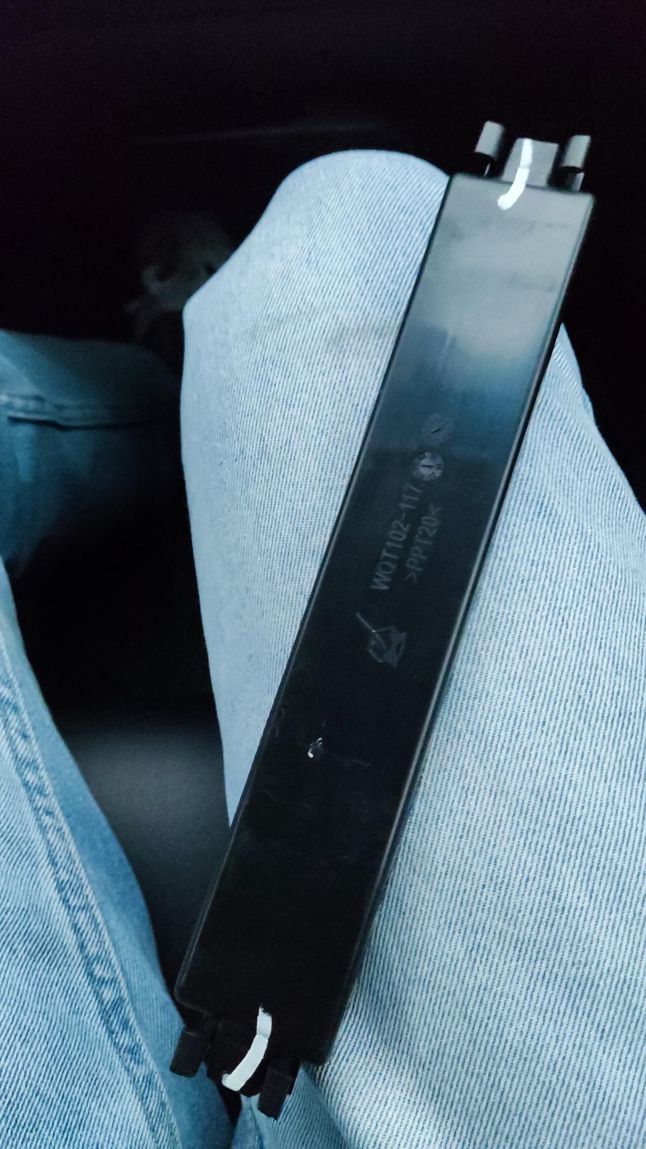 捷途X90 各位车友，副驾手套箱后面，突然掉下来这个东西，是啥啊有点慌